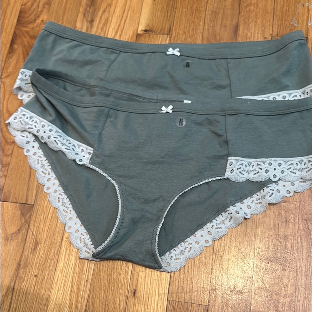 Aerie Gray and White Lace Trim Panties